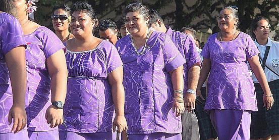 Imponenti signore samoane sfilano in elegantissimo sarong lillà