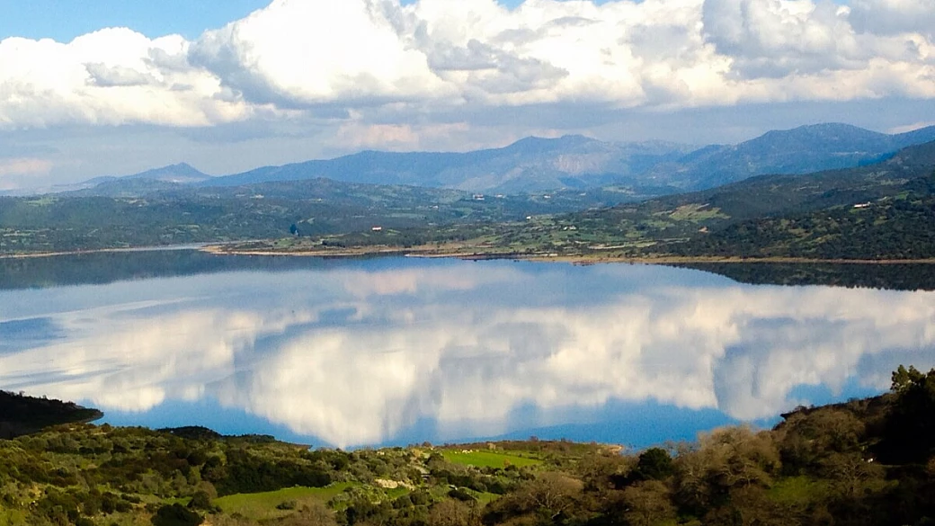oltre le spiagge di smeraldo: il gigante d'acqua dolce lungo 30 km nel cuore selvaggio della sardegna