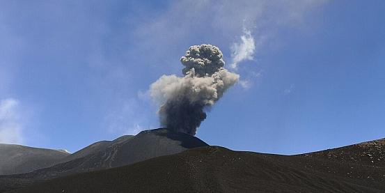 Sbuffi di cenere dall'Etna 10