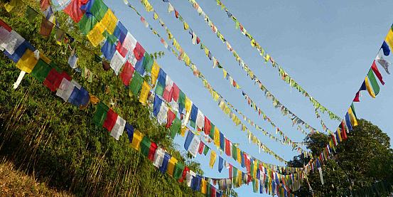 bandiere di preghiera alla tiger hill a darjeeling