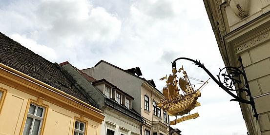 dettaglio del centro storico di győr, ungheria