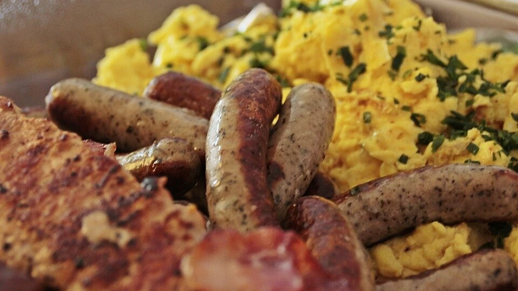 huevos con chorizo di uova con salsiccia