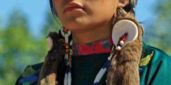 Una fiera ragazza Crow durante il Pow Wow, in Montana, USA