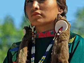 una fiera ragazza crow durante il pow wow, in montana, usa