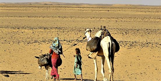 Sudan - deserto del Bayuda - popoli nomadi - ritorno dal pozzo