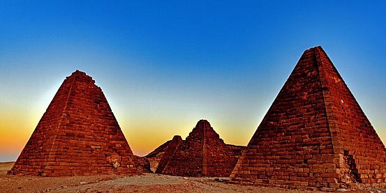 Sudan Piramidi alla base del Jebel Barkal
