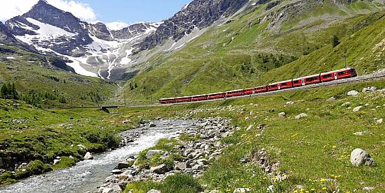 Un viaggio sul trenino rosso del Bernina: da Tirano a St. Moritz