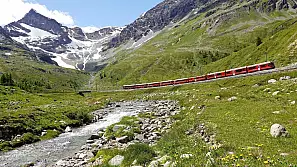 un viaggio sul trenino rosso del bernina: da tirano a st. moritz