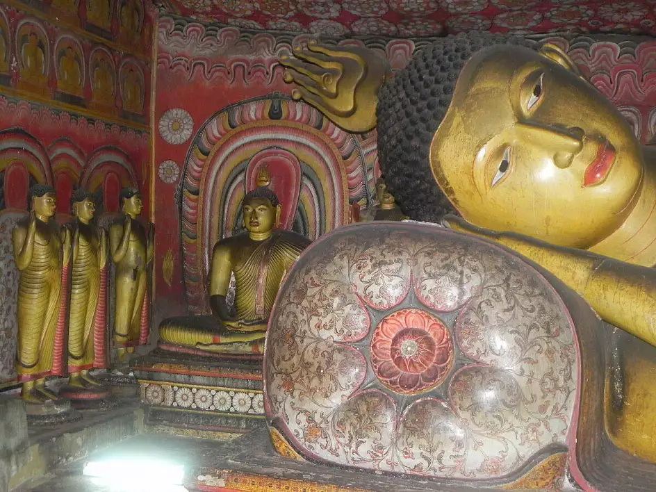 il buddha che dorme nel tempio rupestre di dambulla