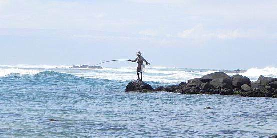 Pescatore su uno scoglio di Mirissa