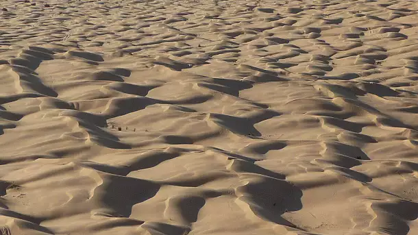 l'erg, un mare di dune ai piedi del monte timbain