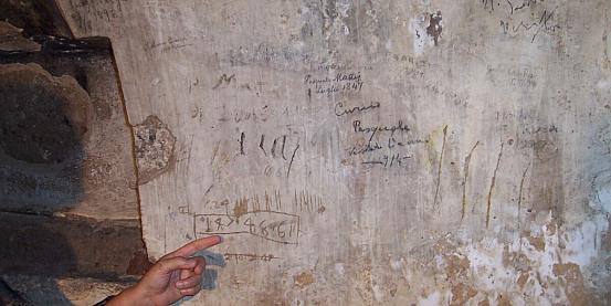 firme di visitatori sulle pareti della cisterna dei detenuti 2