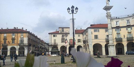 piazza dell’annunziata del borgo di venaria di torino e dintorni in bicicletta