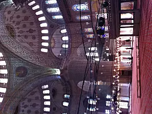 inizia la preghiera nella moschea blu di istanbul