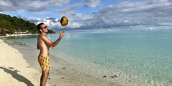 Lancio del cocco a Bora Bora