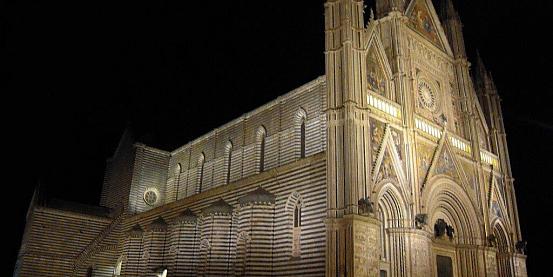 Il magnifico Duomo di Orvieto di notte