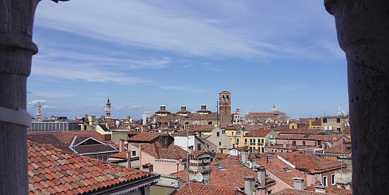 la vista spazia sui tetti di venezia