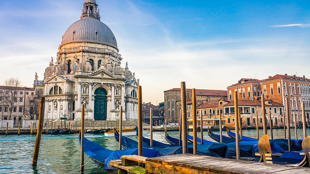 venezia in cuffia: un viaggio intimo tra le calli della città lagunare
