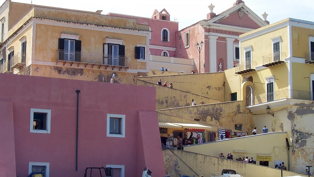 È italiana l'isola dove è nata l'europa, ma la sua è una storia che affonda le radici in 2000 anni di bellezza