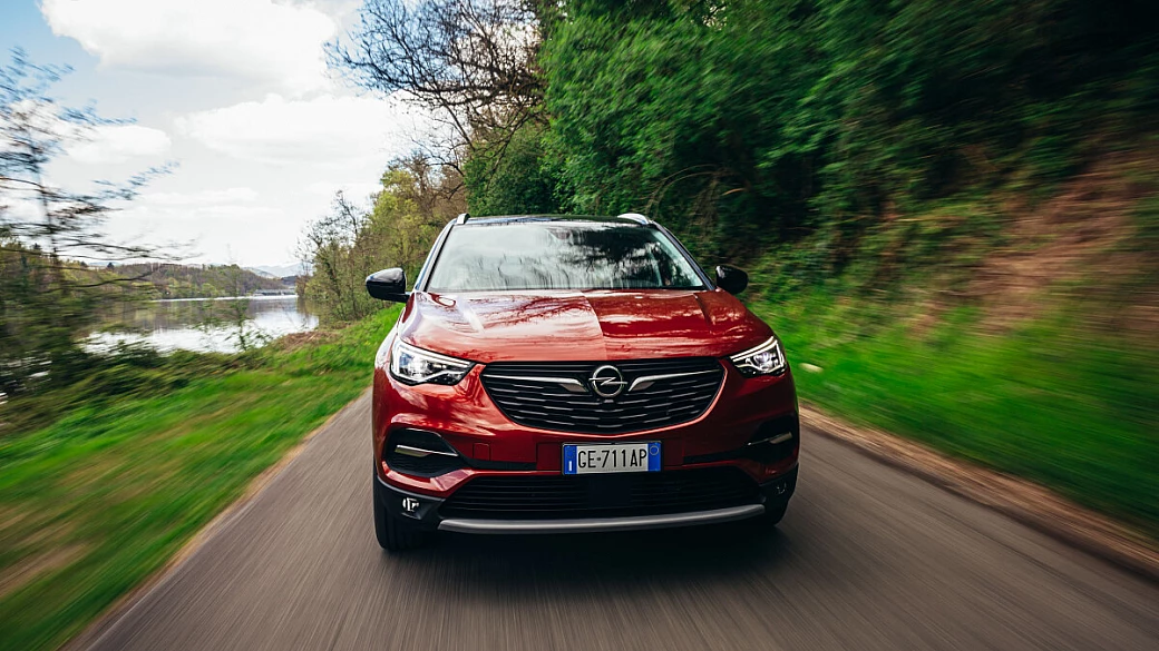 viaggiare con un suv ibrido opel: caratteristiche e vantaggi