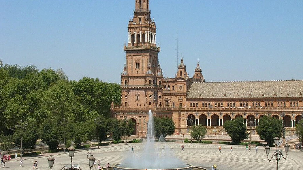 el fonoll: il paese più nudo d'europa