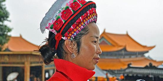 donna in costume tradizionale