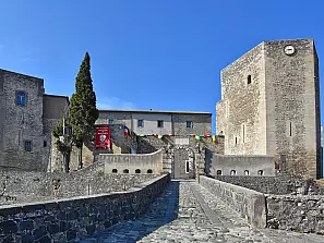 ingresso principale del castello di melfi