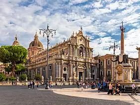 piazza,del,duomo,in,catania,on,a,summer,day,,with