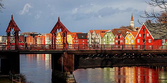 trondheim: baklandet e ponte sul fiume nidelva
