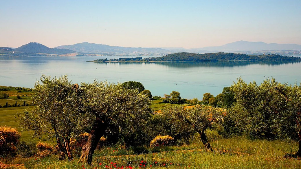 in umbria c'è uno dei laghi più grandi d'italia, ed è un vero gioiello della natura
