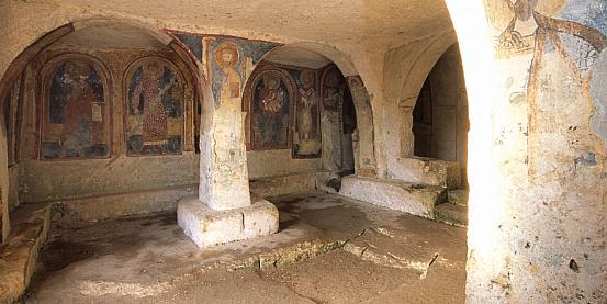 chiese rupestri in puglia: la storia scritta nella pietra tra murge e gravine