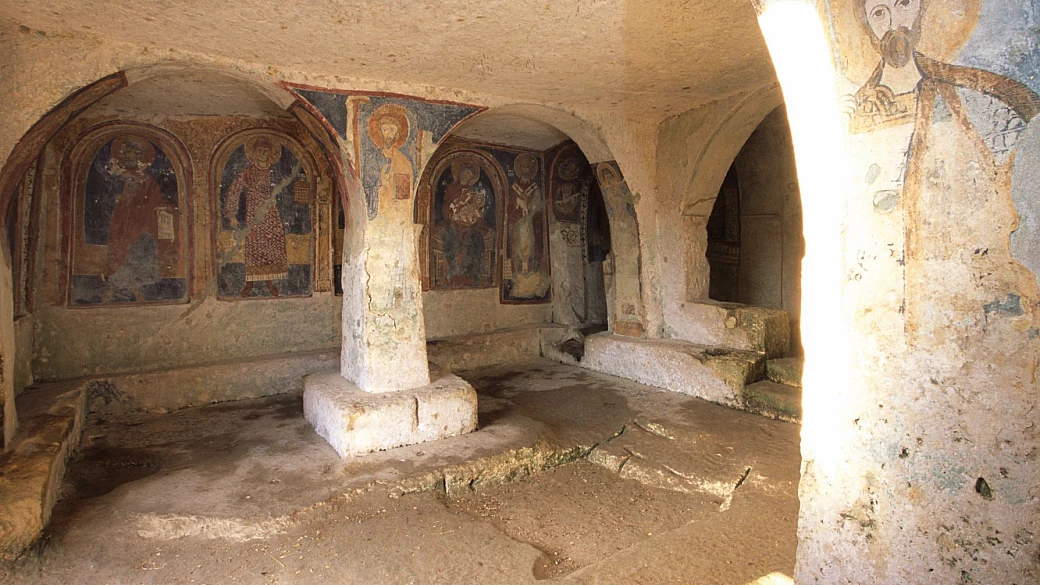 chiese rupestri in puglia: la storia scritta nella pietra tra murge e gravine