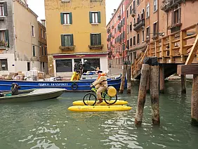 patrizio roversi in shuttle bike a venezia