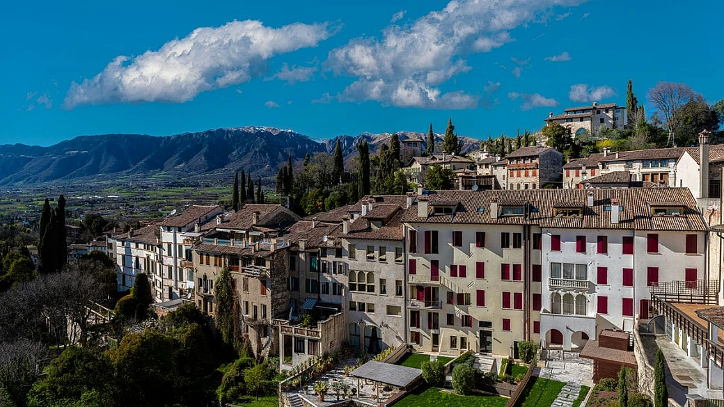 il borgo dei 100 orizzonti è il luogo perfetto dove vivere il veneto all'insegna di antichi castelli e... prosecco