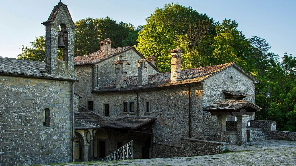 tra le verdi montagne della toscana c'è il santuario delle stimmate di san francesco