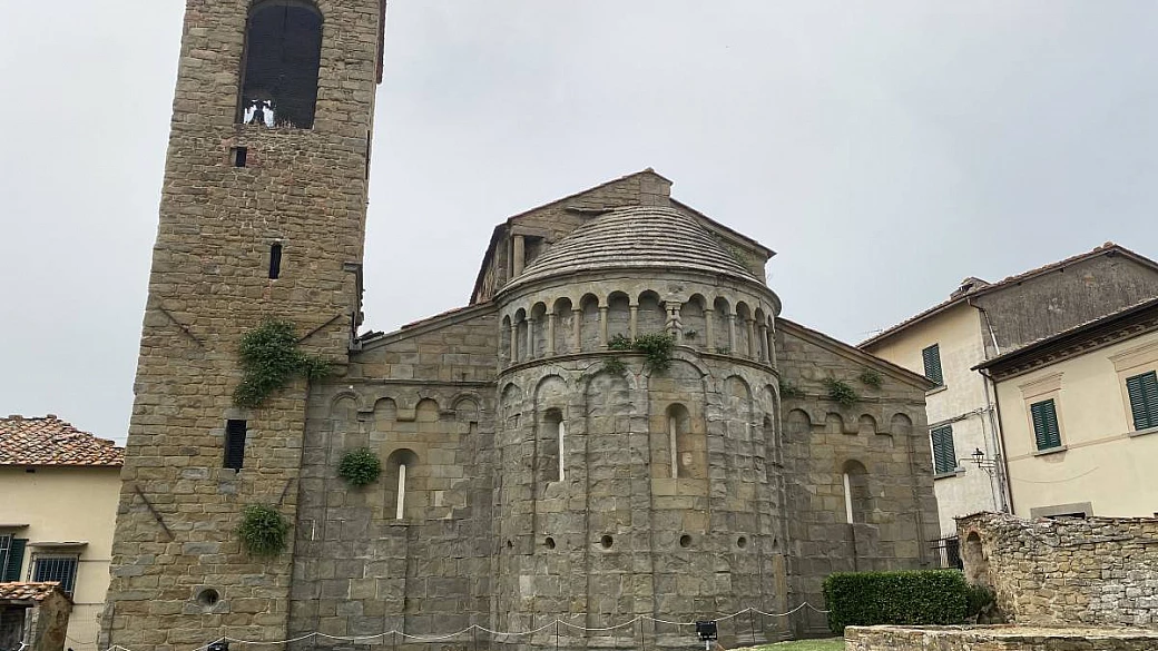 in moto tra le colline toscane lungo la via di setteponti