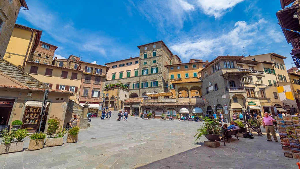 il borgo degli etruschi e di jovanotti: da 2500 anni questa località tutta ocra è il vero ombelico della toscana