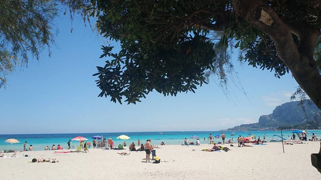 palermo, una donna dai mille volti sdraiata sul mare