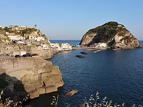 ischia_baia_di_sant_angelo_dalla_litoranea_al_tramonto