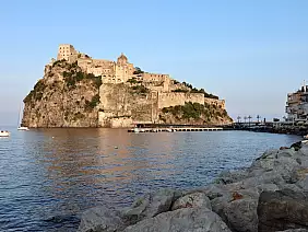 ischia_castello_aragonese_dal_lungomare_al_tramonto