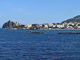 ischia_panorama_di_ischia_ponte_dal_traghetto