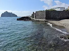 ischia_scorcio_del_castello_aragonese_dalla_scogliera_della_spiaggia_dei_pescatori
