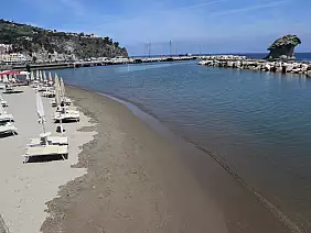 lacco_ameno_spiaggia_del_porto_dal_lungomare