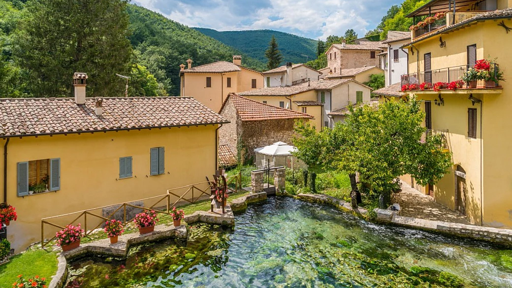 in umbria c'è un borgo dove si cammina tra canali e sorgenti: è la venezia dell'umbria da scoprire in primavera