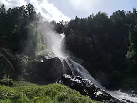cascata_di_laris_alta_nel_parco_naturale_adamello_brenta