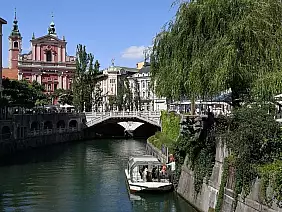 il_fiume_ljubljanica_scorre_nel_centro_di_lubiana