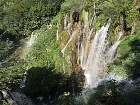 l_acqua_nel_parco_di_plitvice_sgorga_dal_tufo_ricoperto_di_muschio_ed_erba