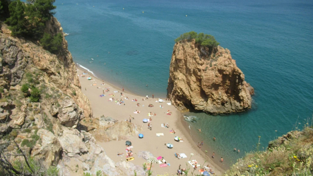 camminando lungo la costa brava