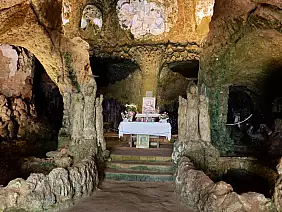1190_2022_09_26_pizzo_l_interno_della_chiesetta_di_piedigrotta