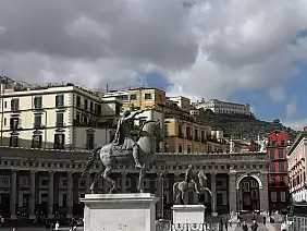 le_statue_equestri_in_piazza_plebiscito
